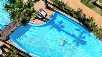 Una piscina cubierta, 3 piscinas al aire libre, tumbonas