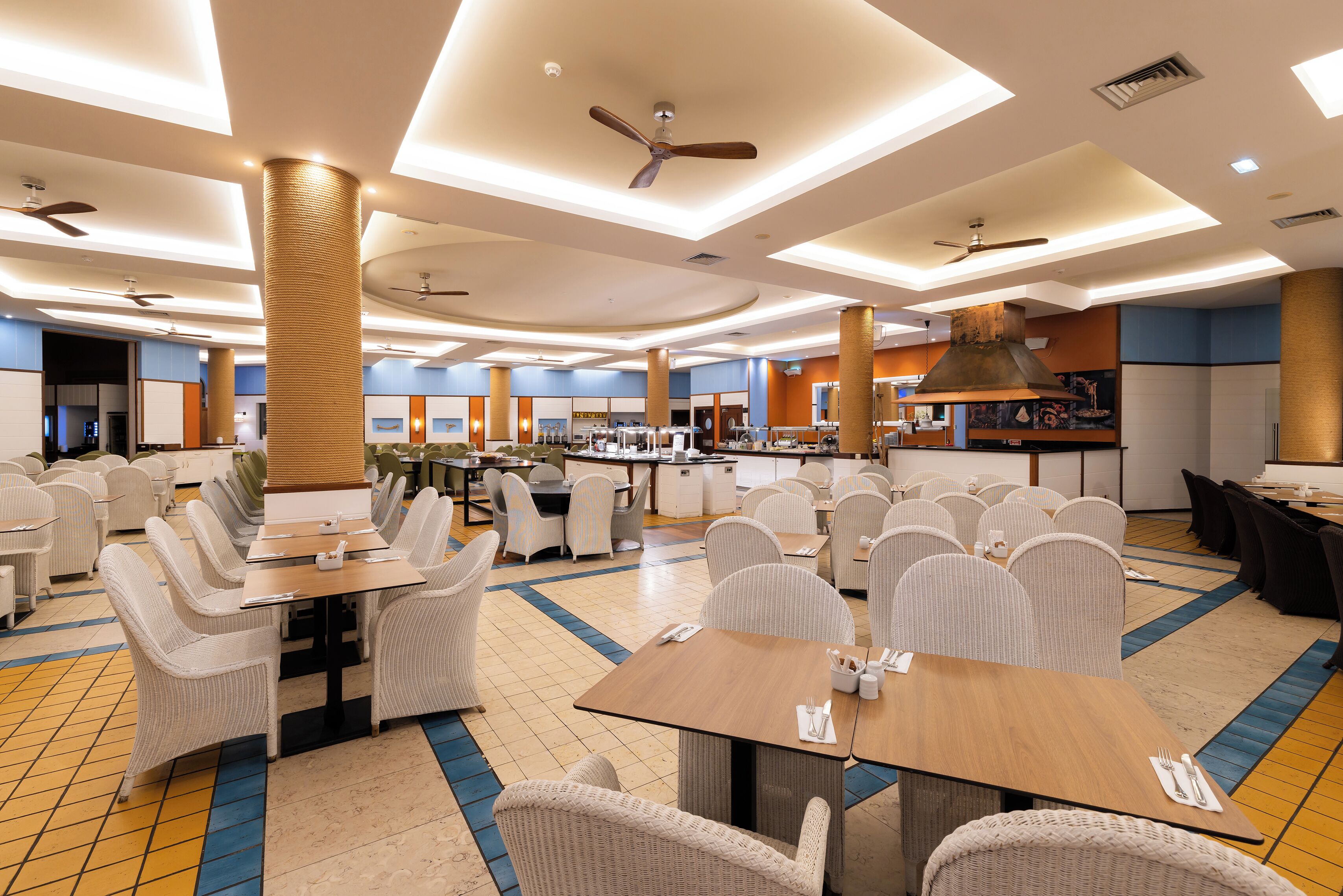 3 restaurants, breakfast, lunch, dinner served; international cuisine