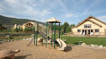 Área de juegos infantiles al aire libre