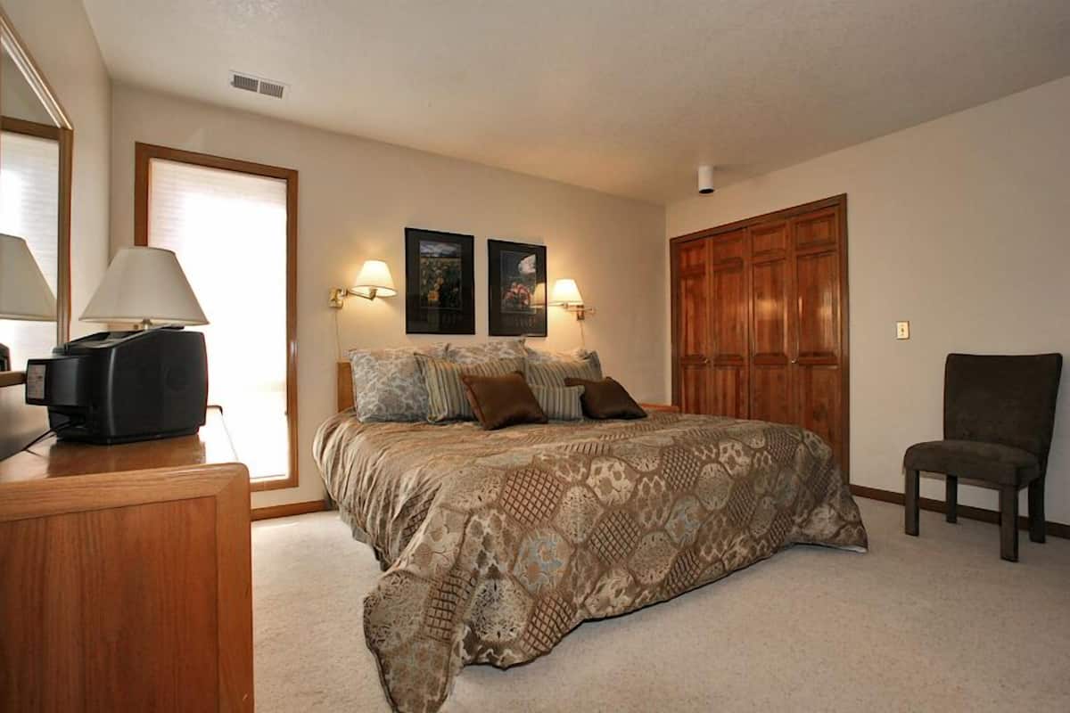 2 bedrooms, in-room safe, iron/ironing board, free cots/infant beds