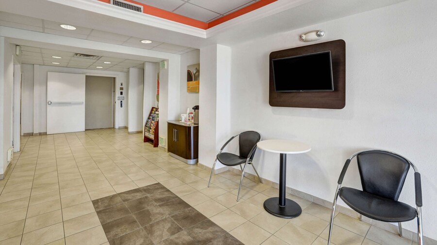 Howard Johnson by Wyndham Lemoore