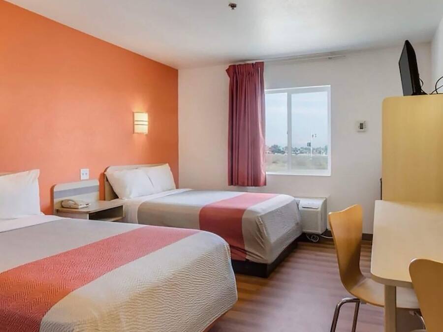 Chambre, 2 lits doubles, non-fumeurs | Wi-Fi gratuit, réveils