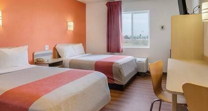 Howard Johnson by Wyndham Lemoore