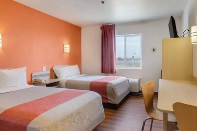 Howard Johnson by Wyndham Lemoore