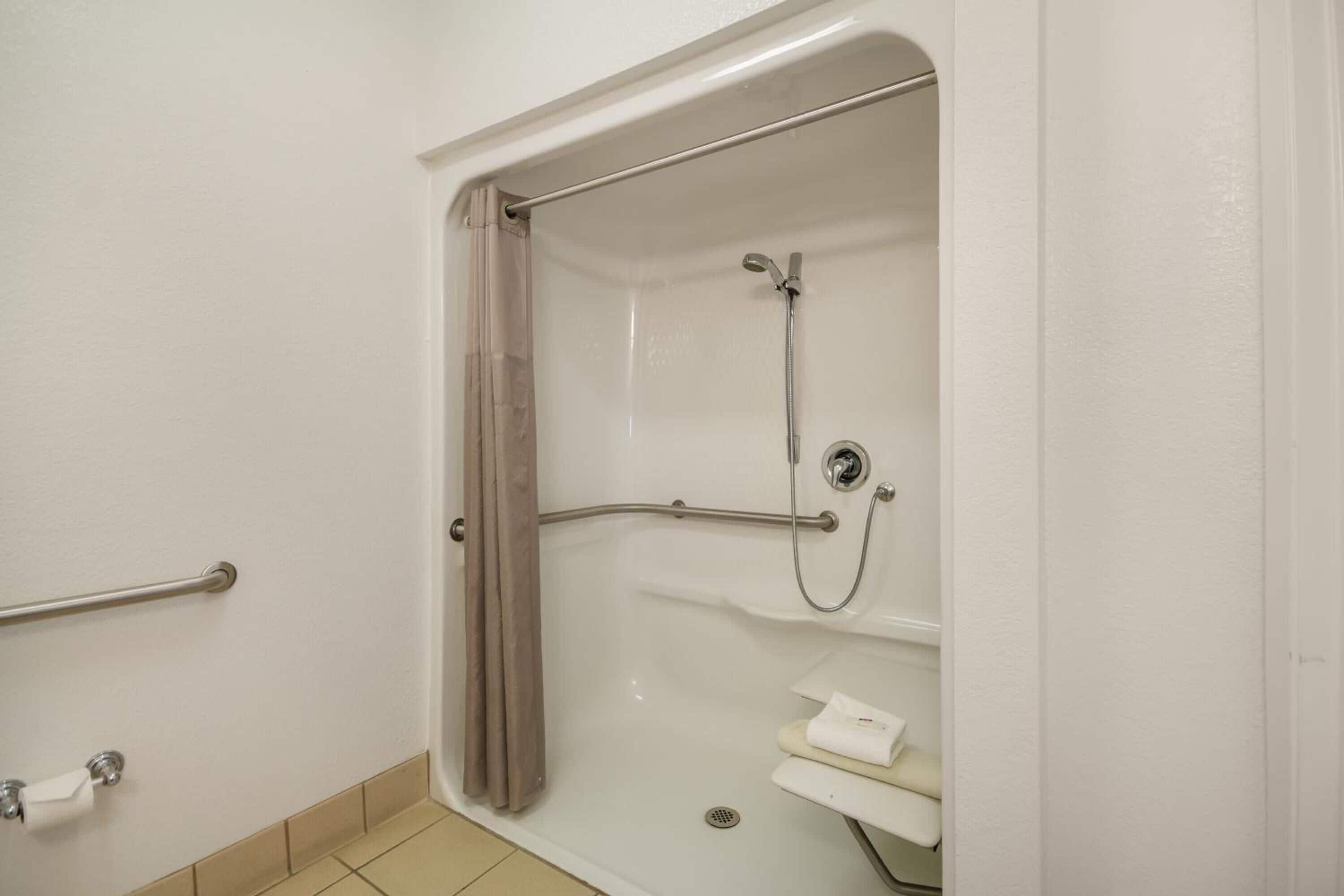 Room, 1 Queen Bed, Hearing Accessible, Non Smoking (Mobility/hearing, Roll-in Shower) | Bathroom
