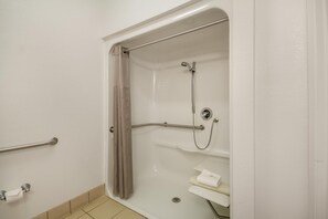 Kamer, 1 queensize bed, toegankelijk voor slechthorenden (Mobility/hearing, Roll-in Shower) | Badkamer | Handdoeken