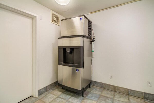 TV - Howard Johnson by Wyndham Lemoore (Lemoore)