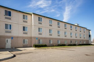 Un hôtel à plusieurs étages, doté d’une façade sobre, de nombreuses fenêtres et d’un parking situé à l’avant.
