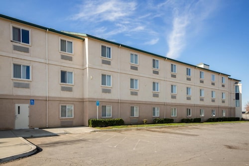 Howard Johnson by Wyndham Lemoore