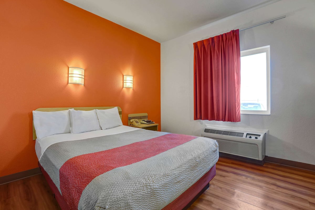 Free WiFi, bed sheets, alarm clocks