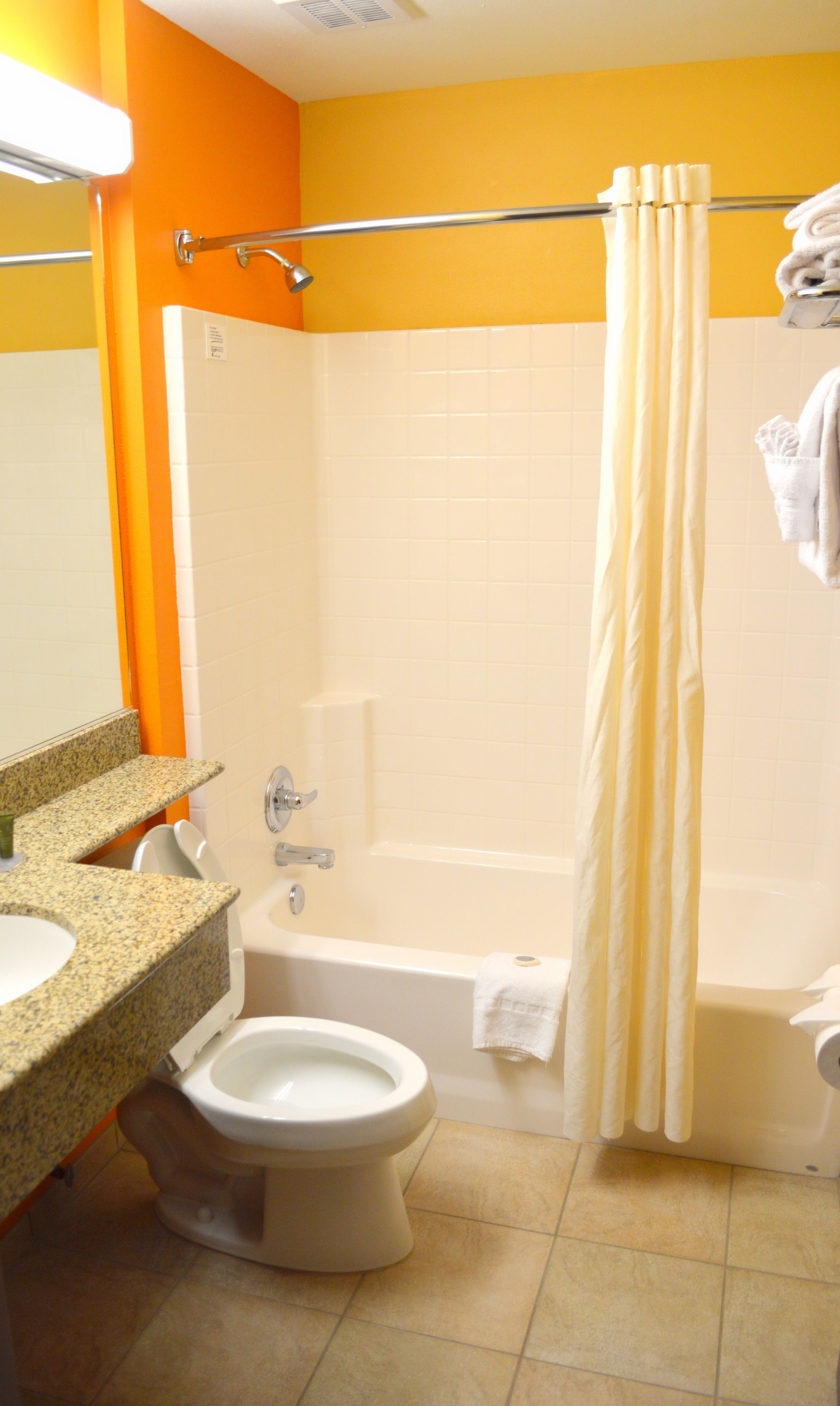 Un baño con inodoro, lavamanos y bañera.