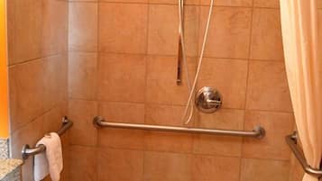 Ducha con barra de apoyo, toallero y cortina.