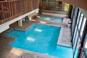 Innendørsbasseng,utendørsbasseng, bassengparasoller og solsenger