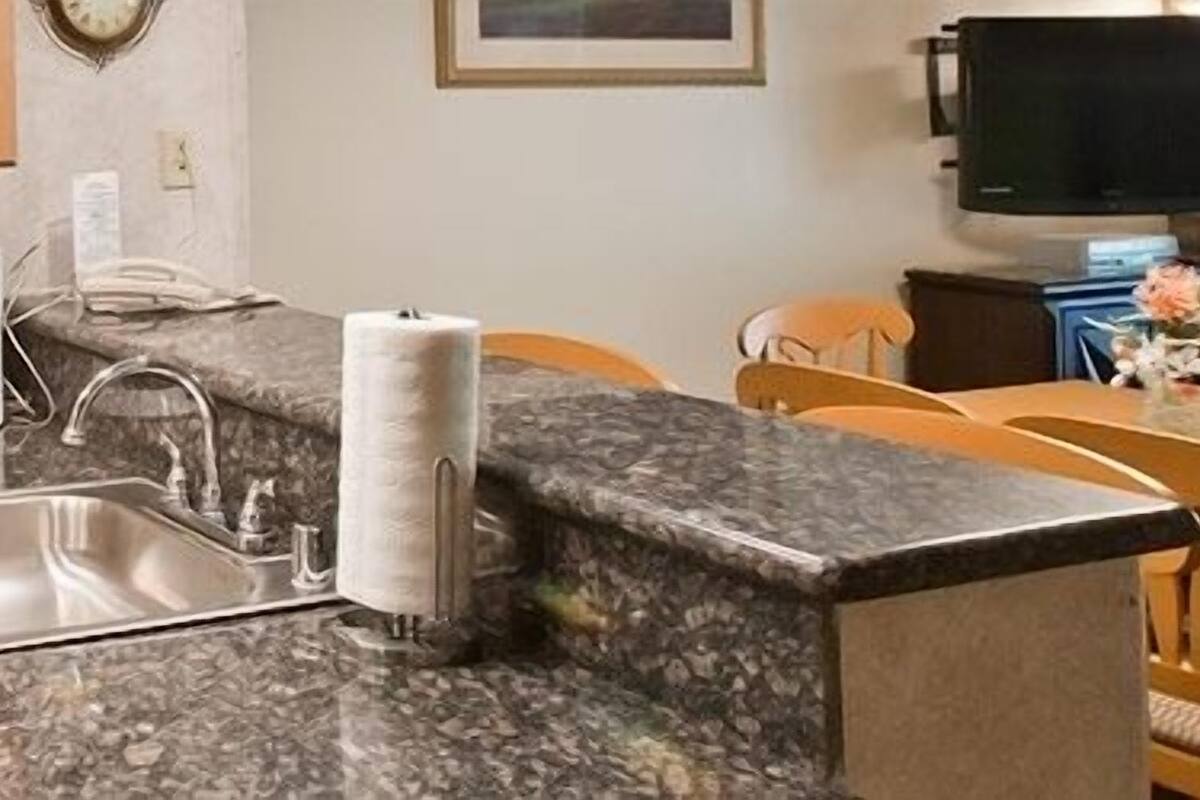 Coffee/tea maker, fridge, microwave