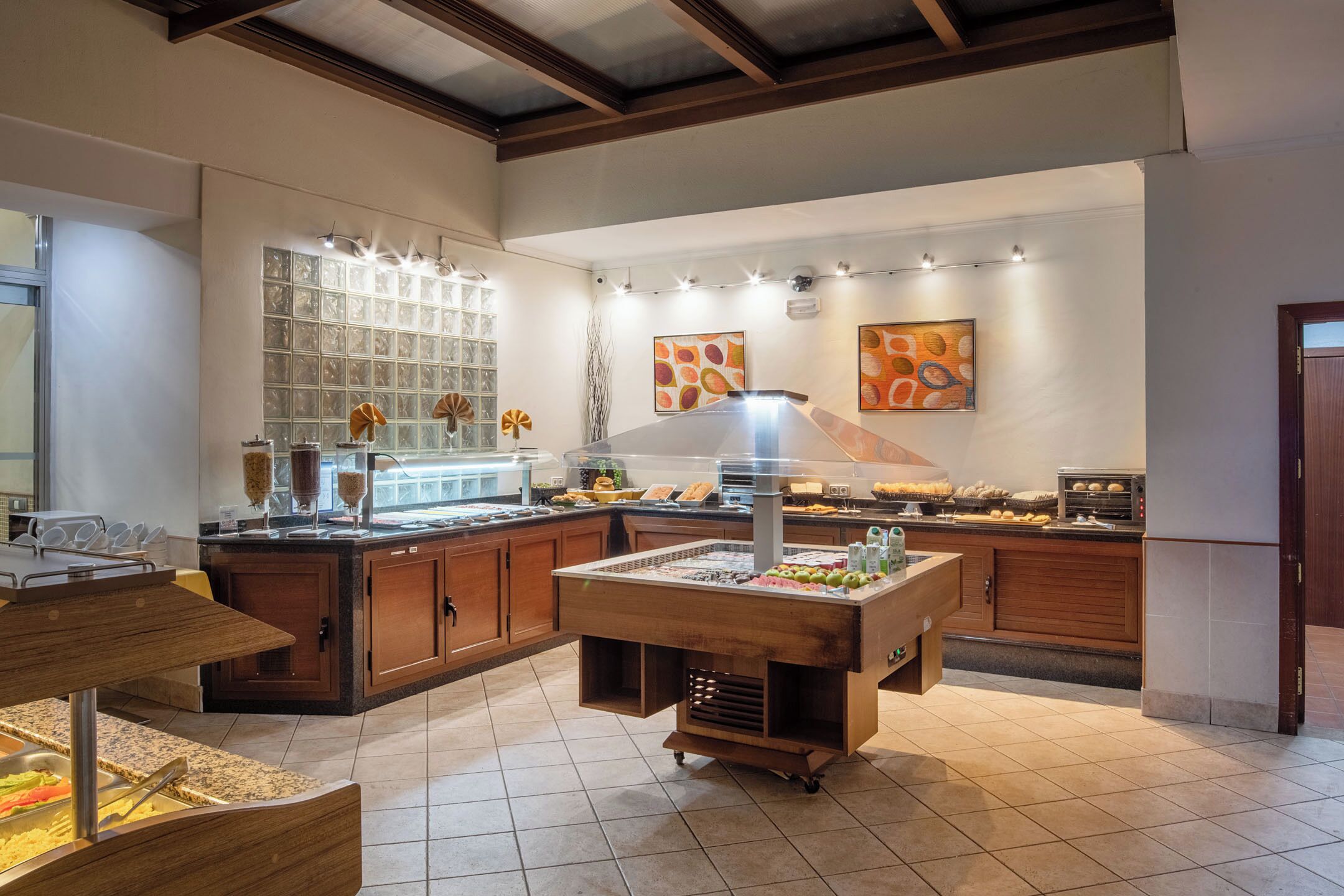 Tägliches Frühstücksbuffet (12 EUR pro Person)