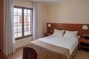 Premium bedding, minibar, desk, laptop workspace - Checkin Diamar (Arrecife)