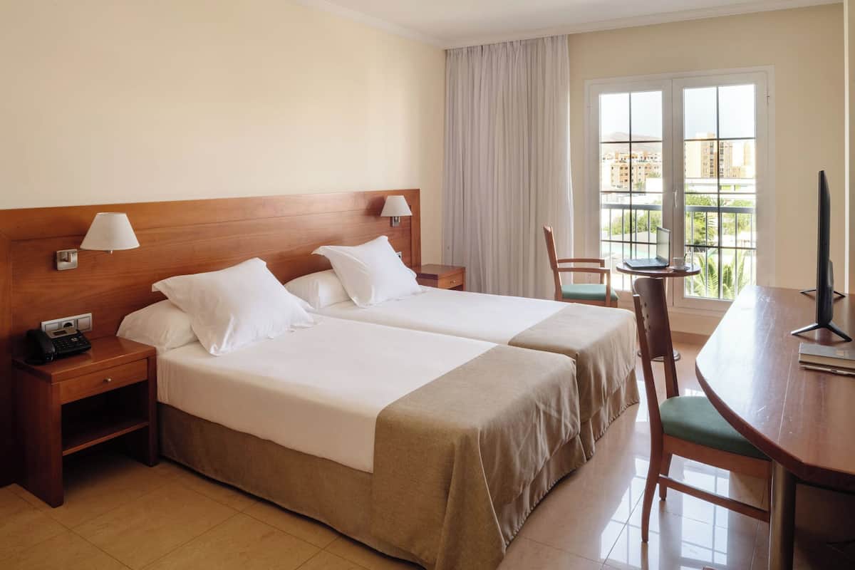 Ropa de cama de alta calidad, minibar y escritorio