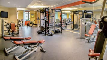 Un gimnàs amb diferents equips d'exercici, incloent aparells de peses i màquines cardiovasculars.
