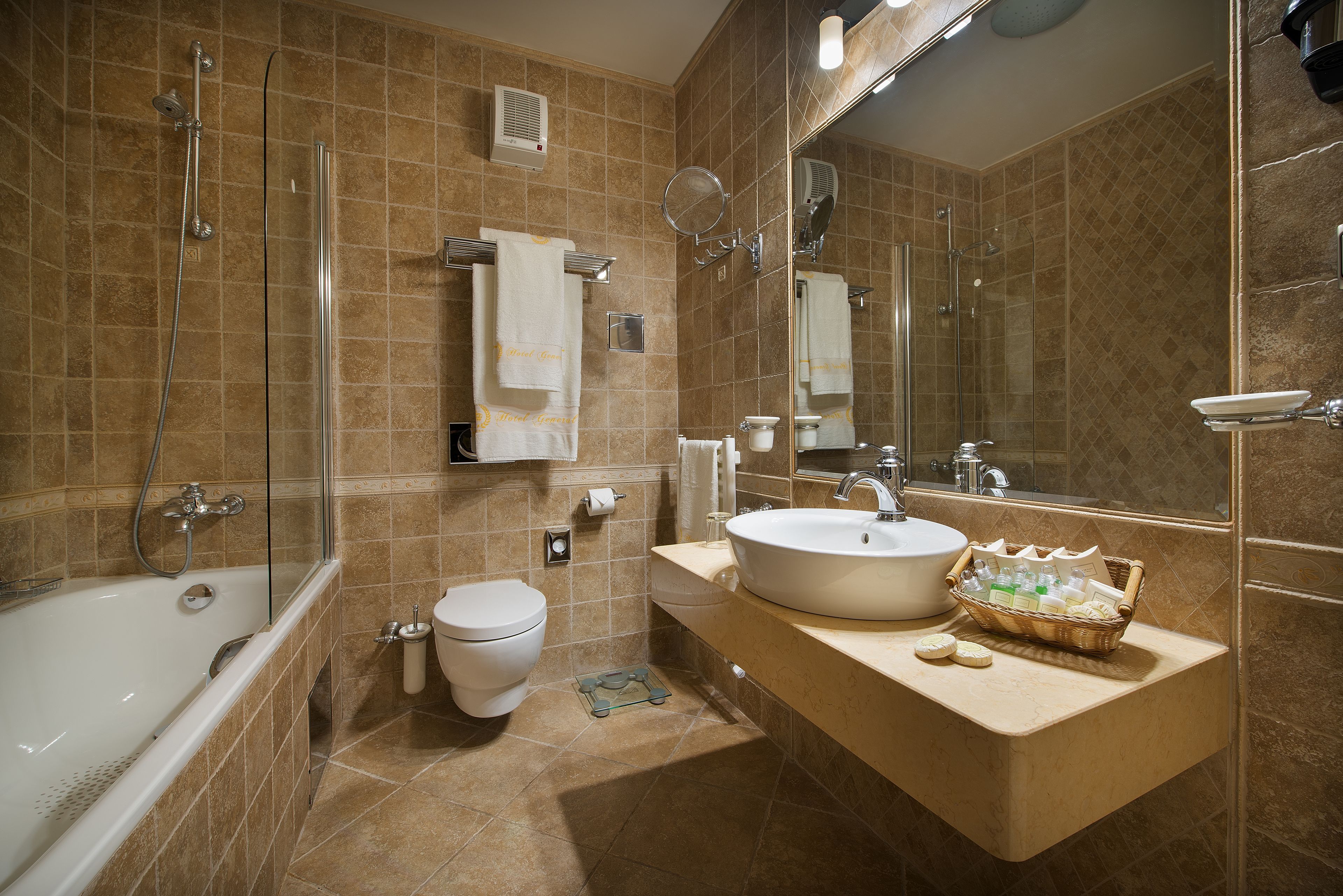 Amenidades de baño gratuitas, secadora de cabello, batas, pantuflas 