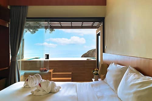 Family Pool Suite | Minibar, in-room safe, desk, blackout curtains