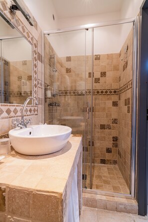Separate bathtub and shower, free toiletries, hair dryer, bathrobes - Hotel L Orangeraie (La Croix-Valmer)