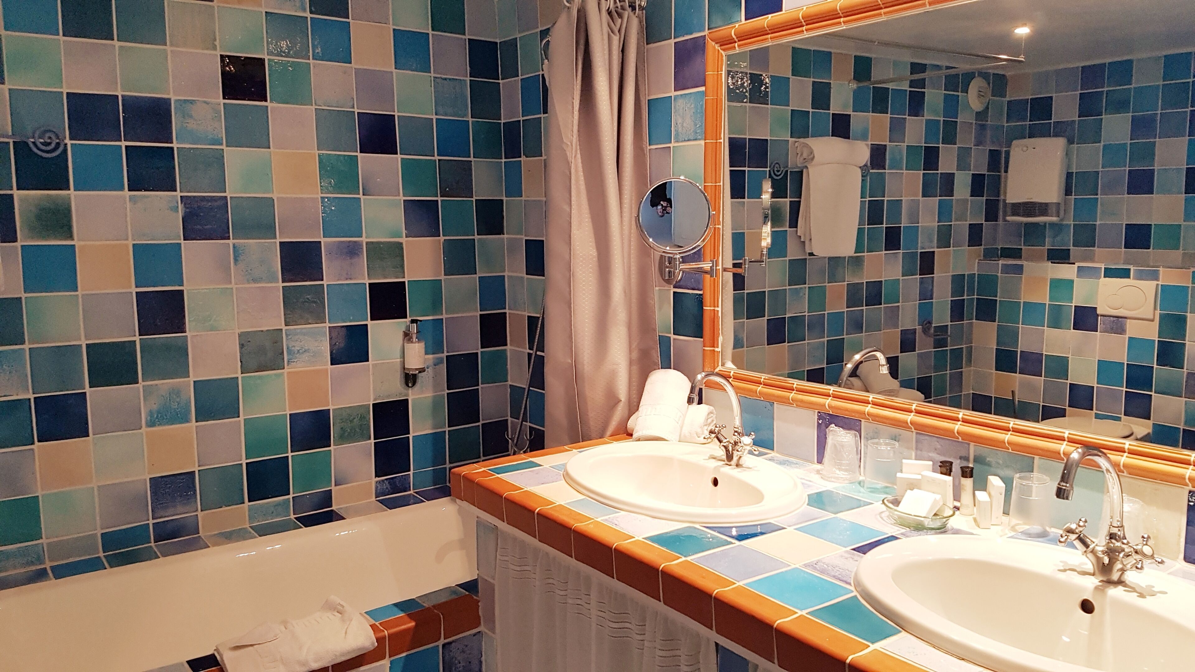 chambre familiale vue parc & piscine | bathroom | separate bathtub and shower, free toiletries, hair dryer, bathrobes