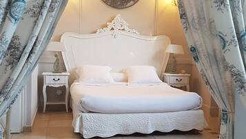 Suite Junior, pemandangan kolam renang | Minibar, brankas, tirai kedap cahaya, dan kedap suara