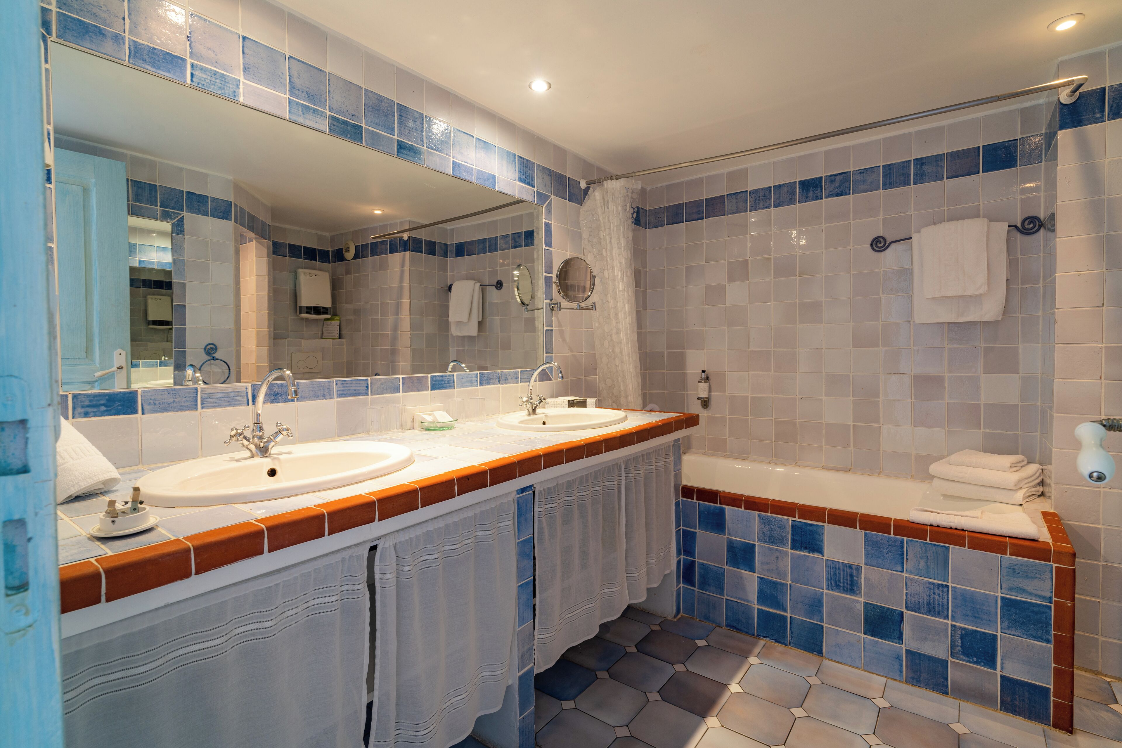 comfort double room | bathroom | separate bathtub and shower, free toiletries, hair dryer, bathrobes