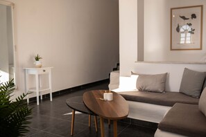 Junior Suite with Sea View & Caldera View | خزنة داخل الغرفة وتجهيزات عازلة للصوت ومكواة/لوح كي وواي فاي مجانًا