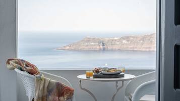 Deluxe Suite, Sea View & Caldera View | Terrass/Patio