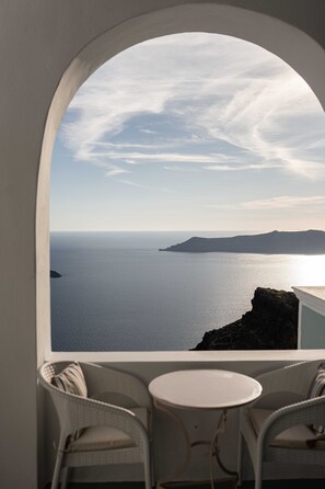 Deluxe Suite, Sea View & Caldera View | Terrace/patio - La Roka, Cliffside Memories (Santorini)