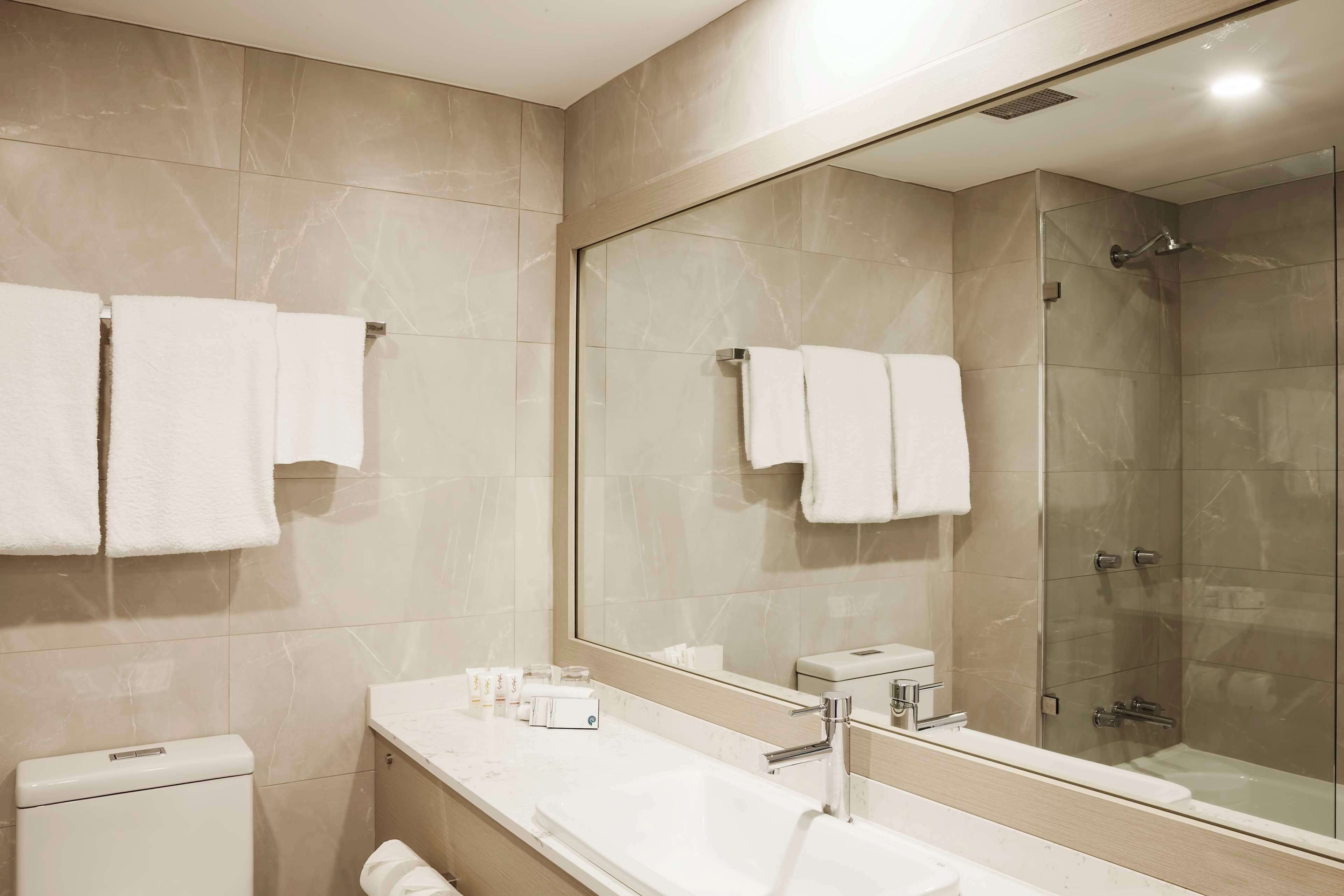 premium deluxe room, balcony | bathroom | combined shower/bathtub, free toiletries, towels