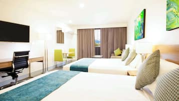 Premium Deluxe Room, Balcony | 房內夾萬、書桌、手提電腦工作空間、遮光窗簾/窗簾