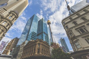 Un paisaje urbano con rascacielos modernos y edificios históricos.