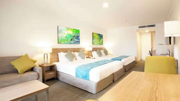 Premium Deluxe Room, Balcony | Coffres-forts dans les chambres, bureau