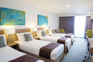 Premium Deluxe Room, Balcony | Pengeskab på værelset, skrivebord, arbejdsområde til bærbare computere
