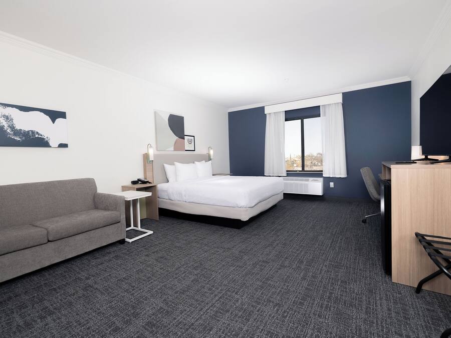 In-room safe, desk, laptop workspace, iron/ironing board