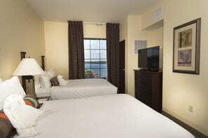 套房, 1 间卧室, 厨房 | 办公桌、笔记本电脑工作区、遮光窗帘、熨斗/熨衣板