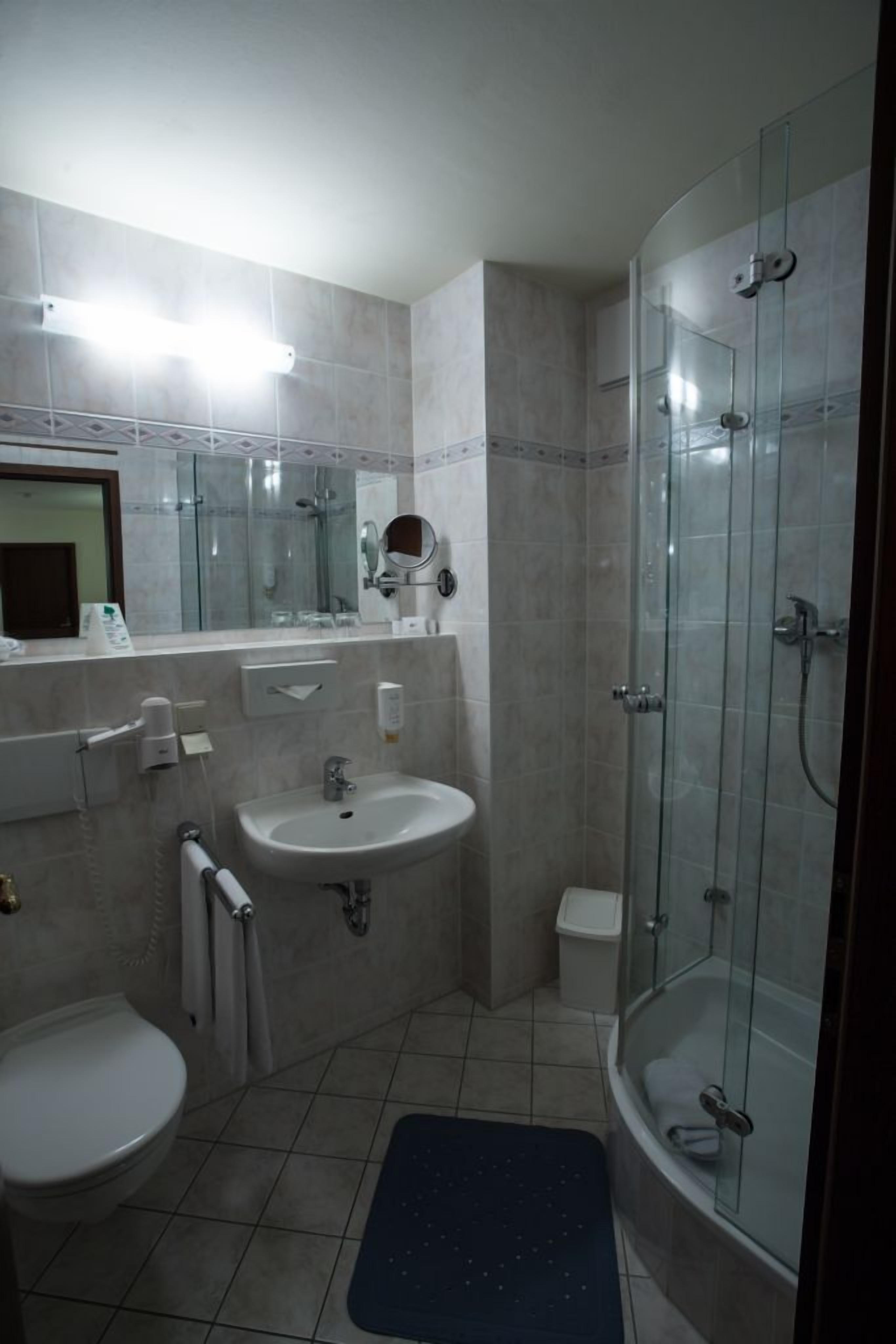 shower, free toiletries, towels