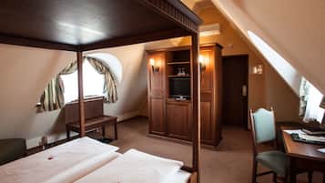 Panoramic Room | Minibar, in-room safe, desk, iron/ironing board