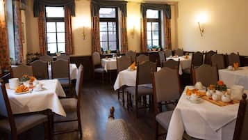 Tägliches Frühstücksbuffet gegen Gebühr