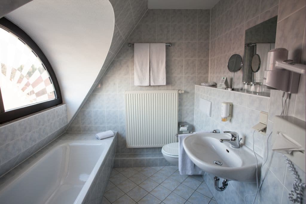 panoramic room | bathroom | shower, free toiletries, towels