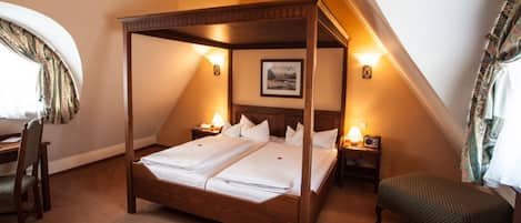 Panoramic Room | Minibar, in-room safe, desk, iron/ironing board