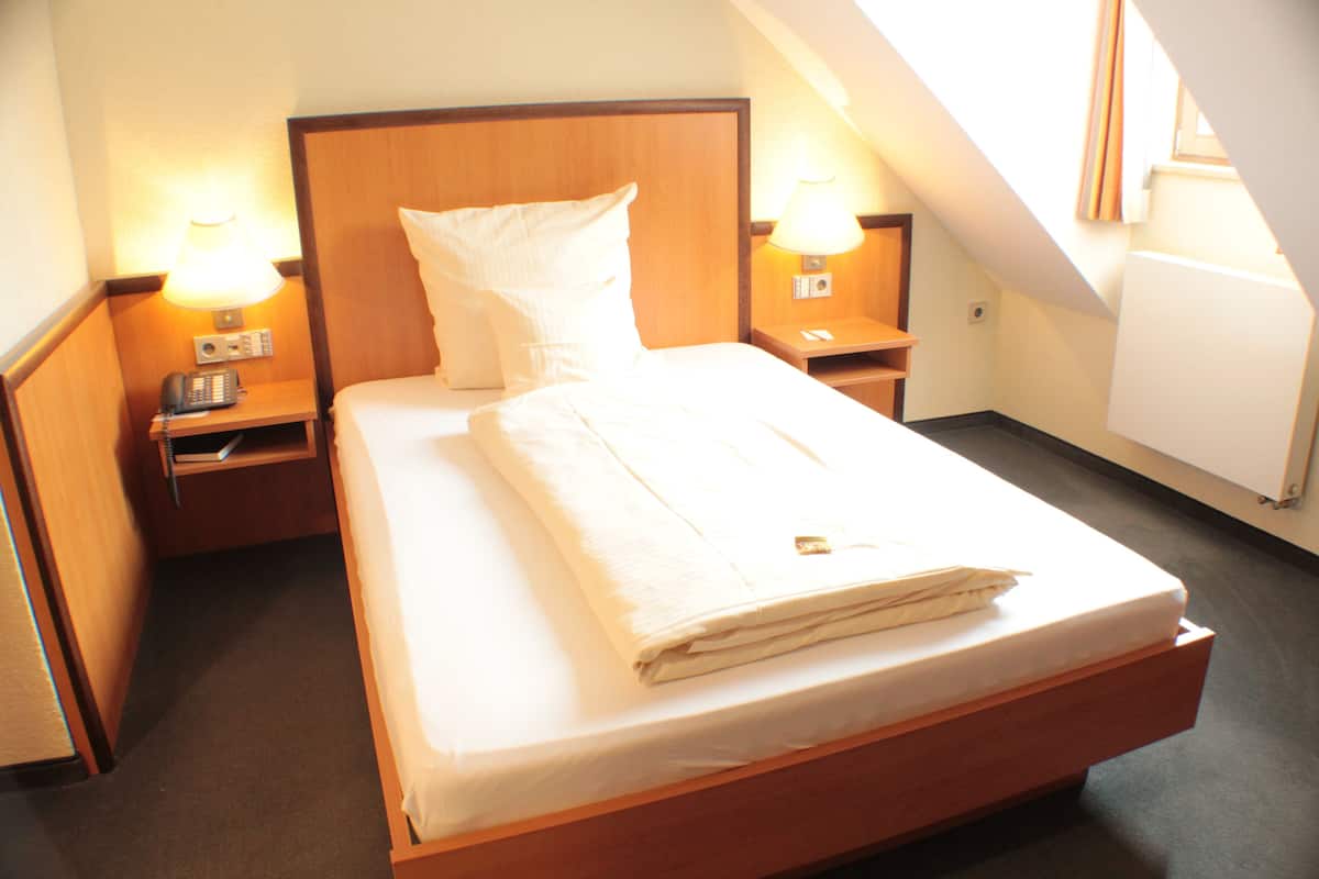 basic single room, 1 single bed | premium bedding, in-room safe, desk, blackout curtains