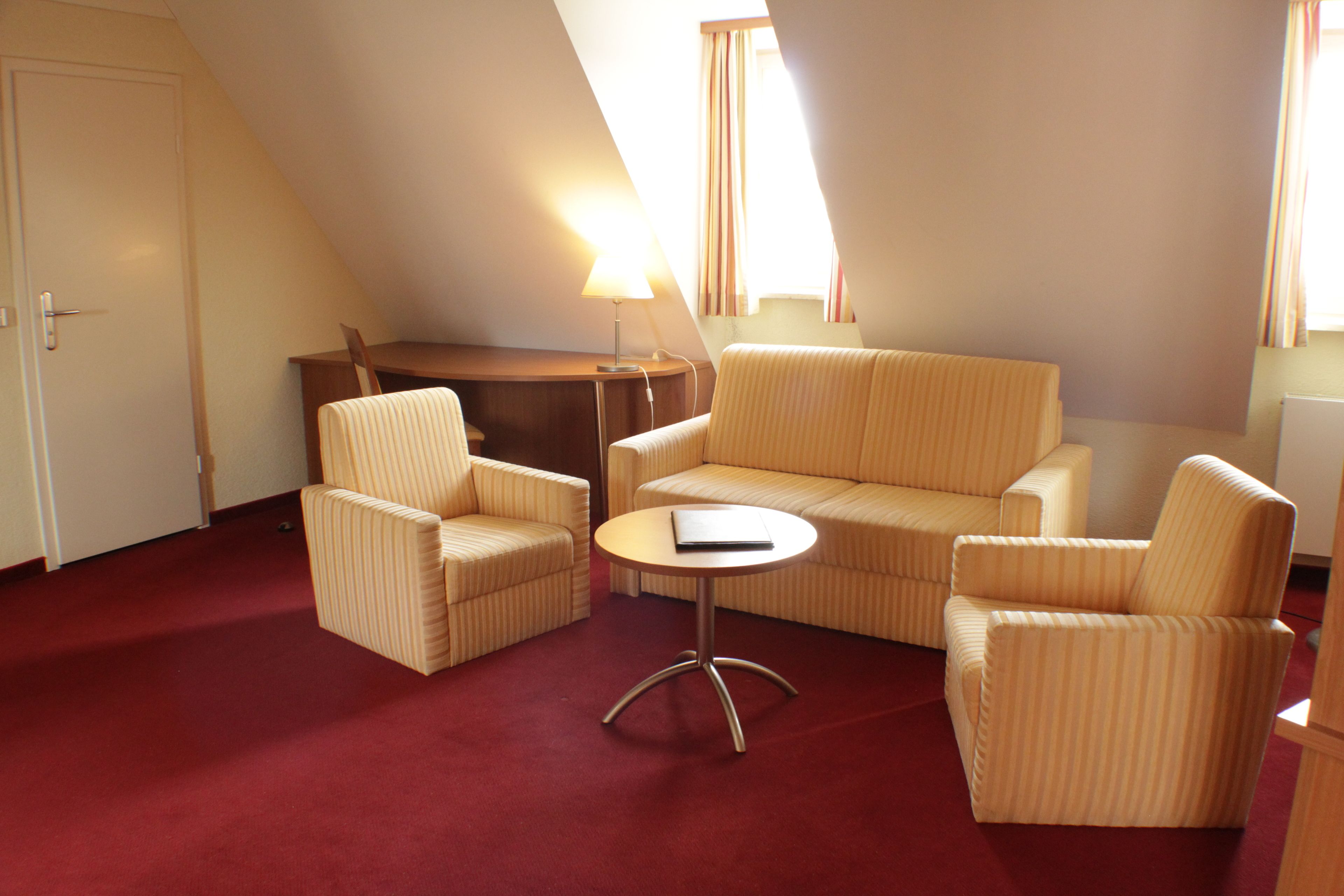 comfort suite, 1 queen bed | living room | flat-screen tv