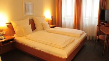 Basic Double or Twin Room, 1 Queen Bed | Premium bedding, in-room safe, desk, blackout drapes