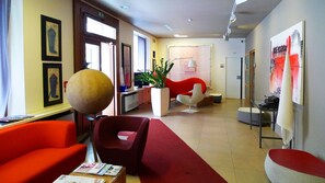 Coin salon dans le hall