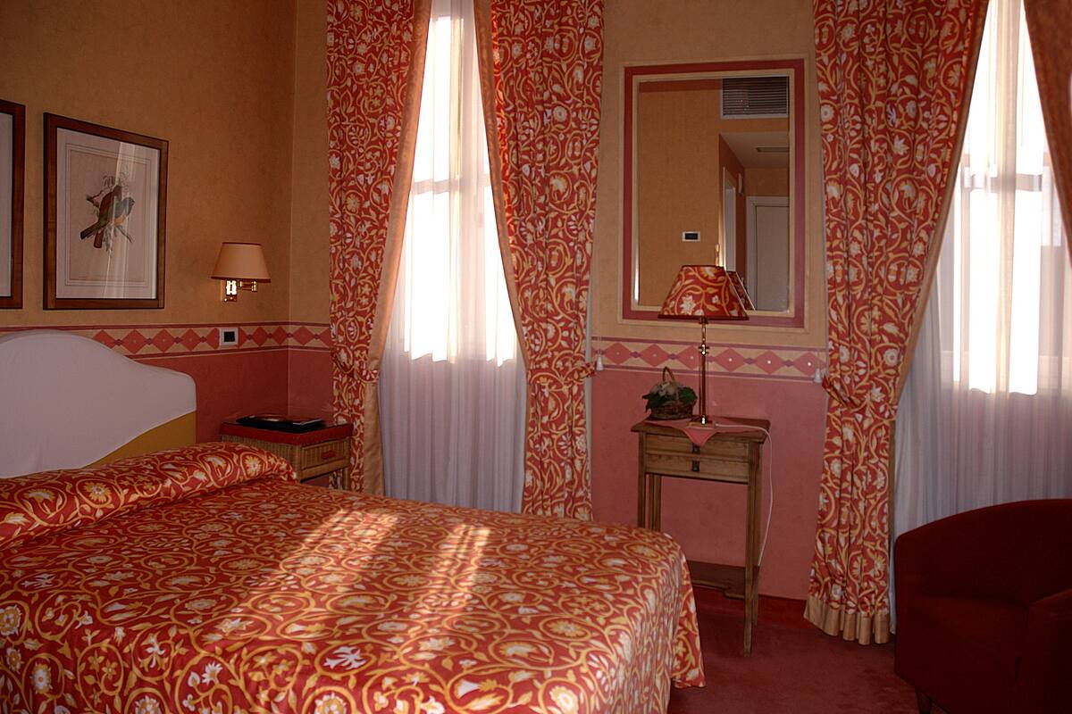 Double Room Single Use | Minibar, in-room safe, desk