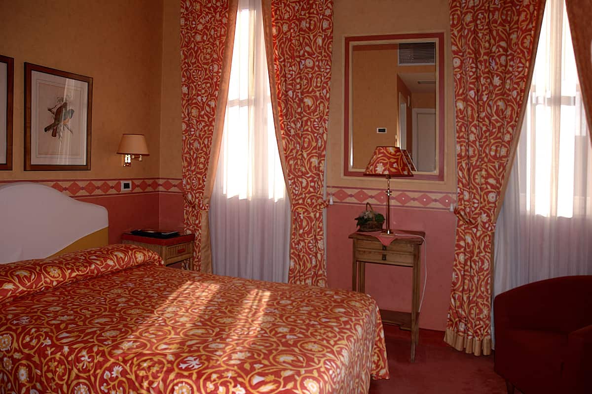 Double Room Single Use | Minibar, in-room safe, desk