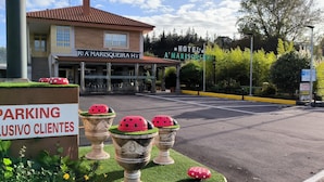 Entrada de un hotel con un letrero que indica estacionamiento exclusivo para clientes.